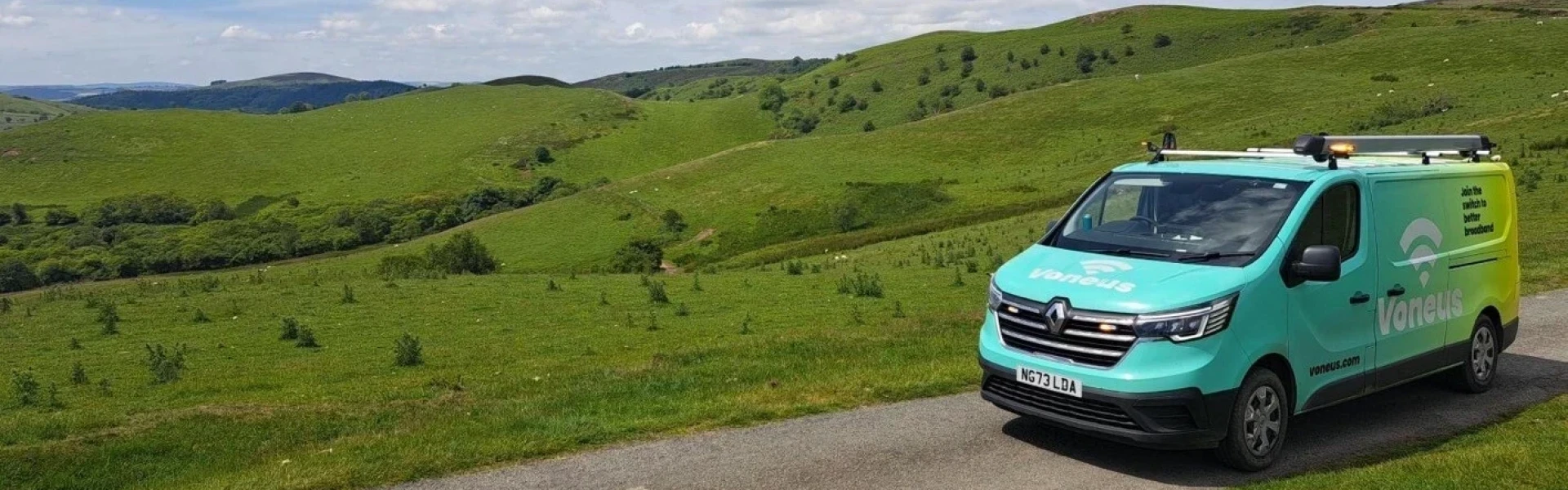 Voneus Broadband van in a rural countryside setting servicing Bedfordshire