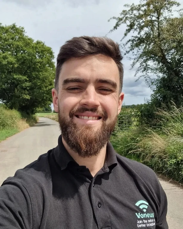 elliot peace voneus broadband working in the field supporting Welsh villages