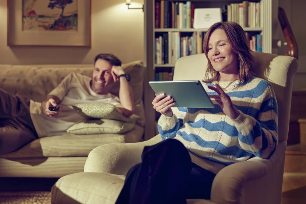 Couple enjoying Voneus full fibre broadband at home.