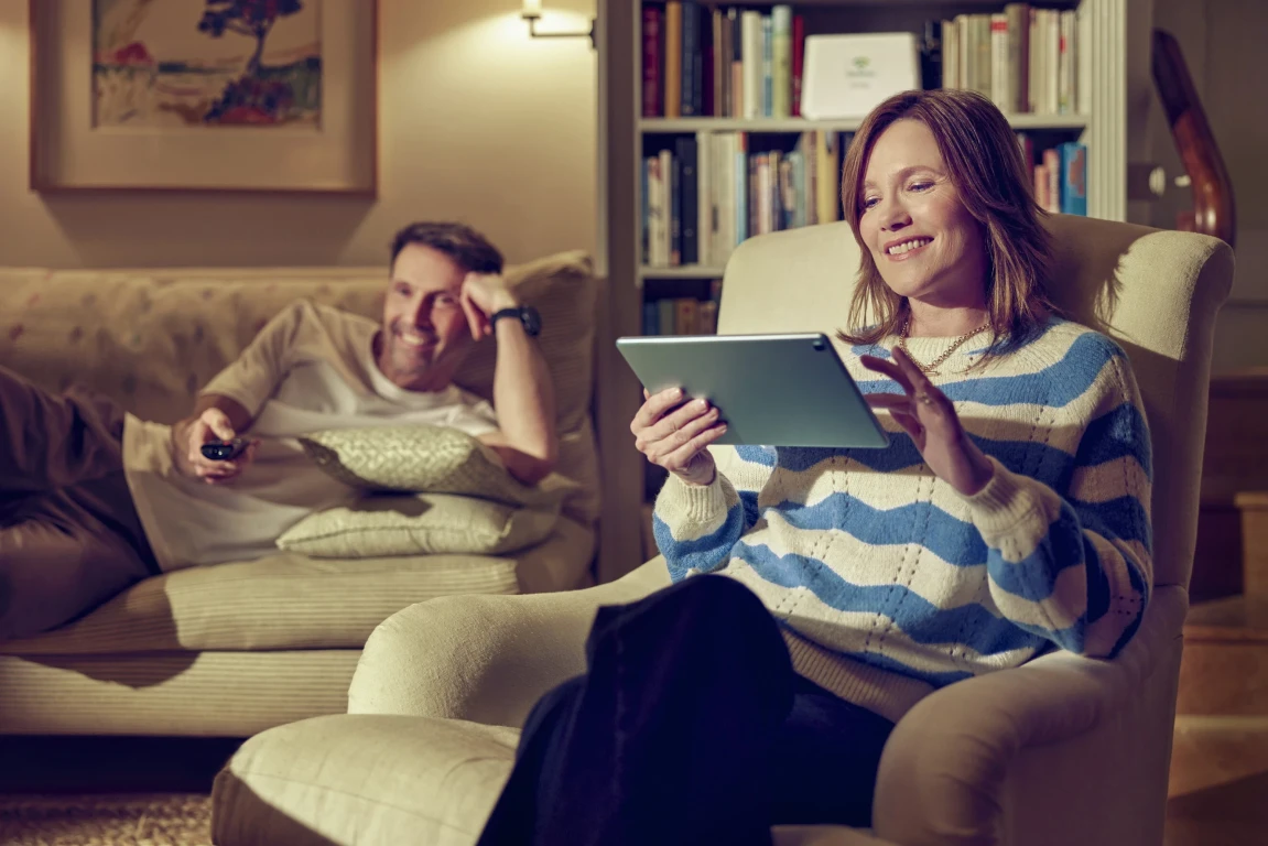 Couple enjoying Voneus full fibre broadband at home