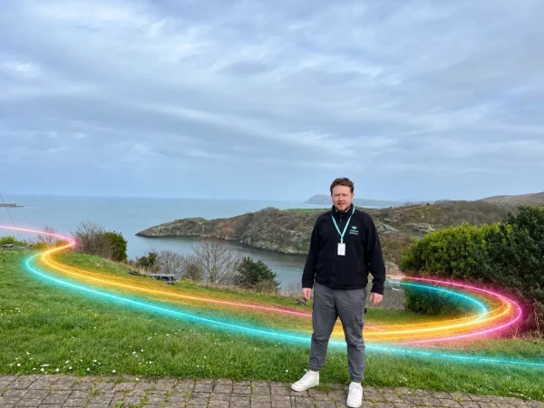Voneus broadband representative overlooking the coastline, promoting broadband connectivity in Dale, Marloes and St Ishmaels.