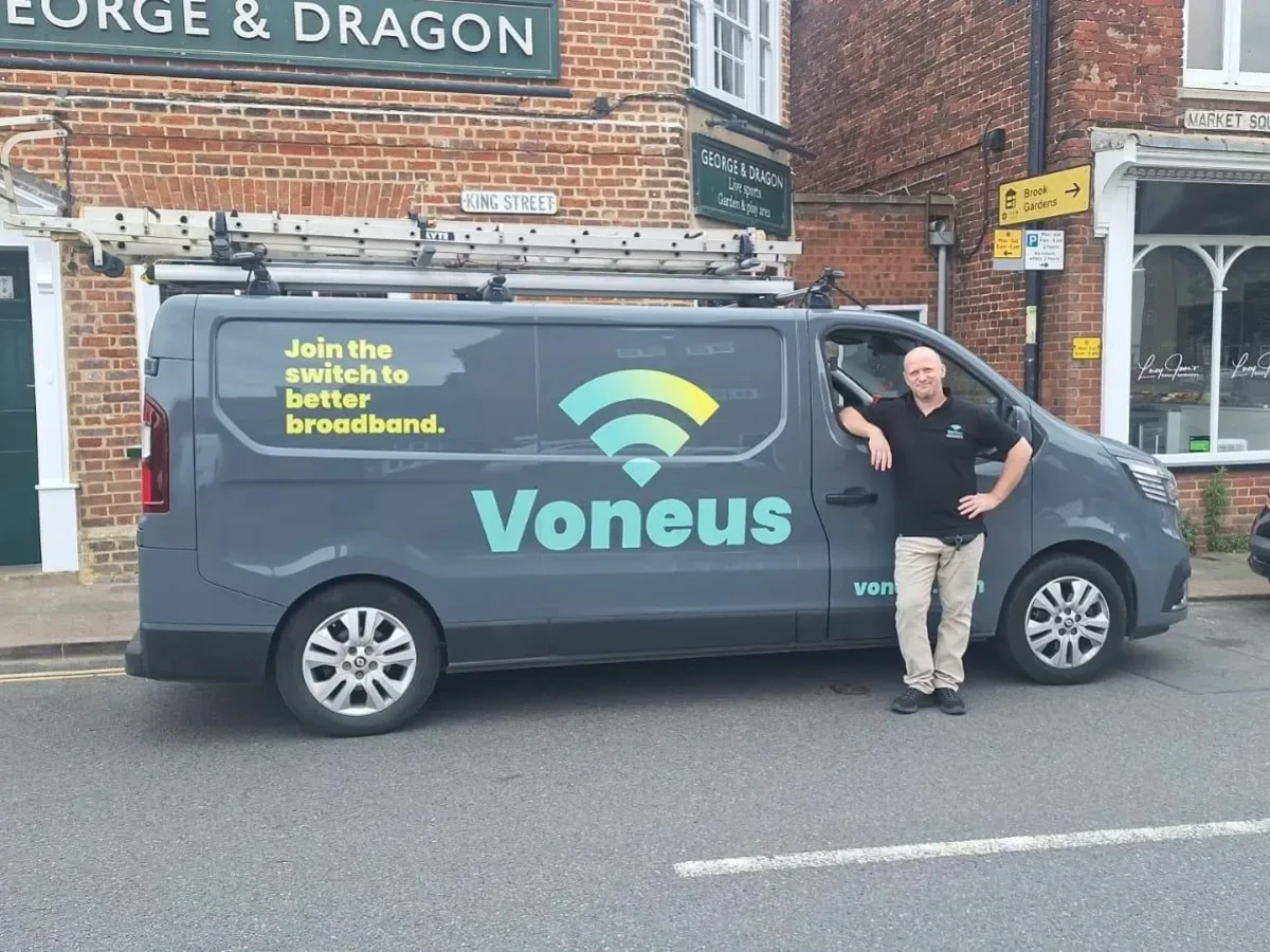 Voneus Broadband team member beside a Voneus van on the Isle of Arran
