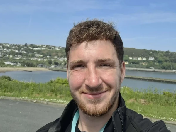 Voneus broadband field representative by the Dale coastline, helping local residents explore broadband options in Dale, Marloes and St Ishmaels.